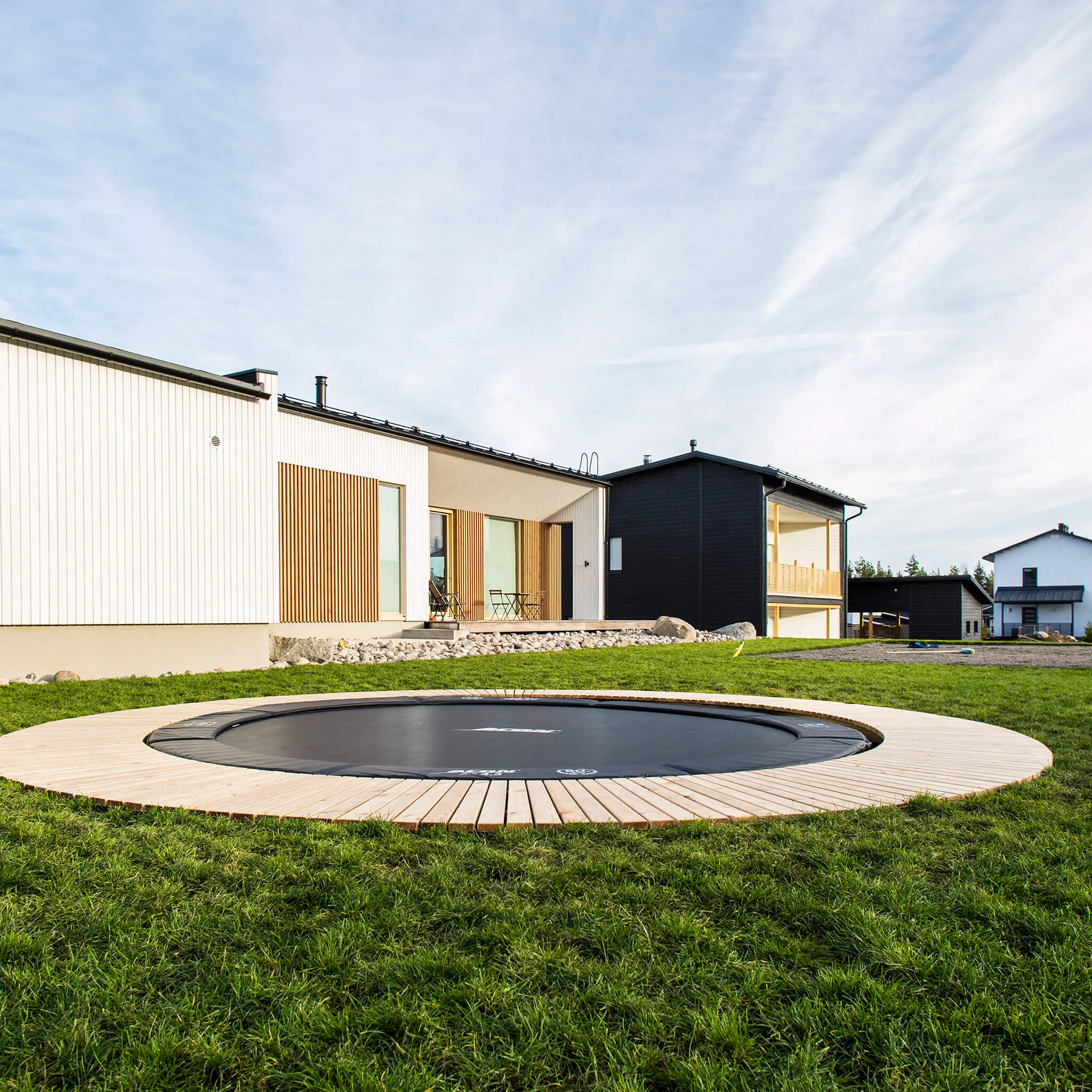An Ingrounded version of an Acon Trampoline